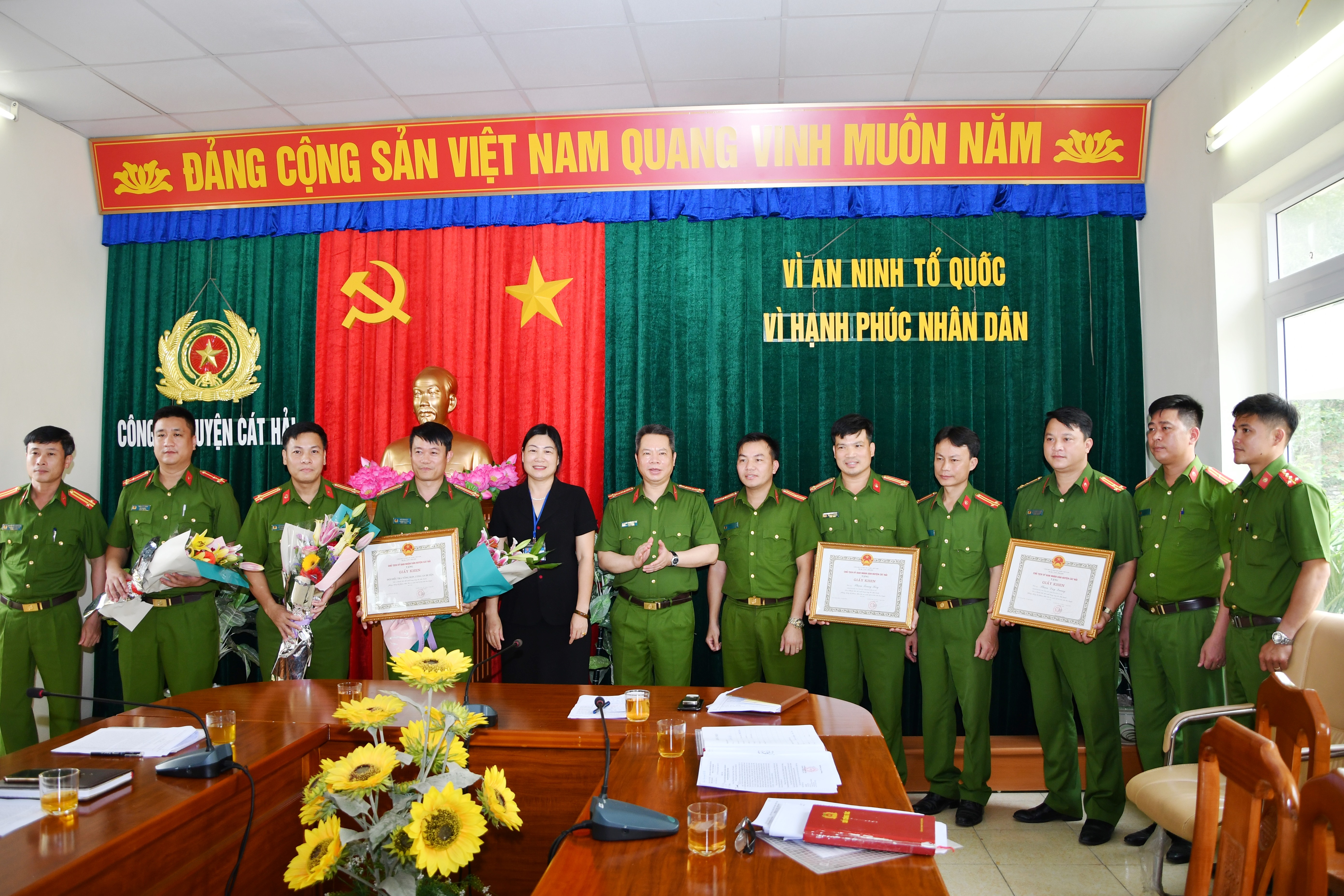 Đại tá Lê Nguyên Trường - Phó Giám đốc CATP, Thủ trưởng Cơ quan CSĐT biểu dương CAH Cát Hải